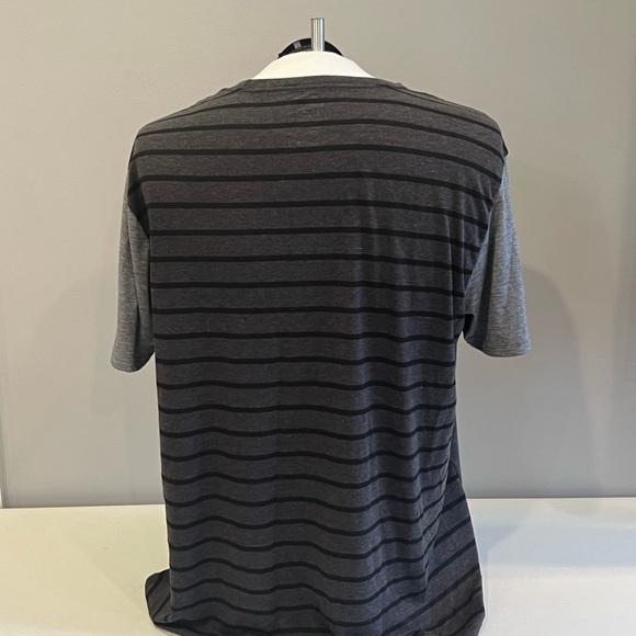 Oakley front pocket teeshirt size XXL - Picture 2 of 3